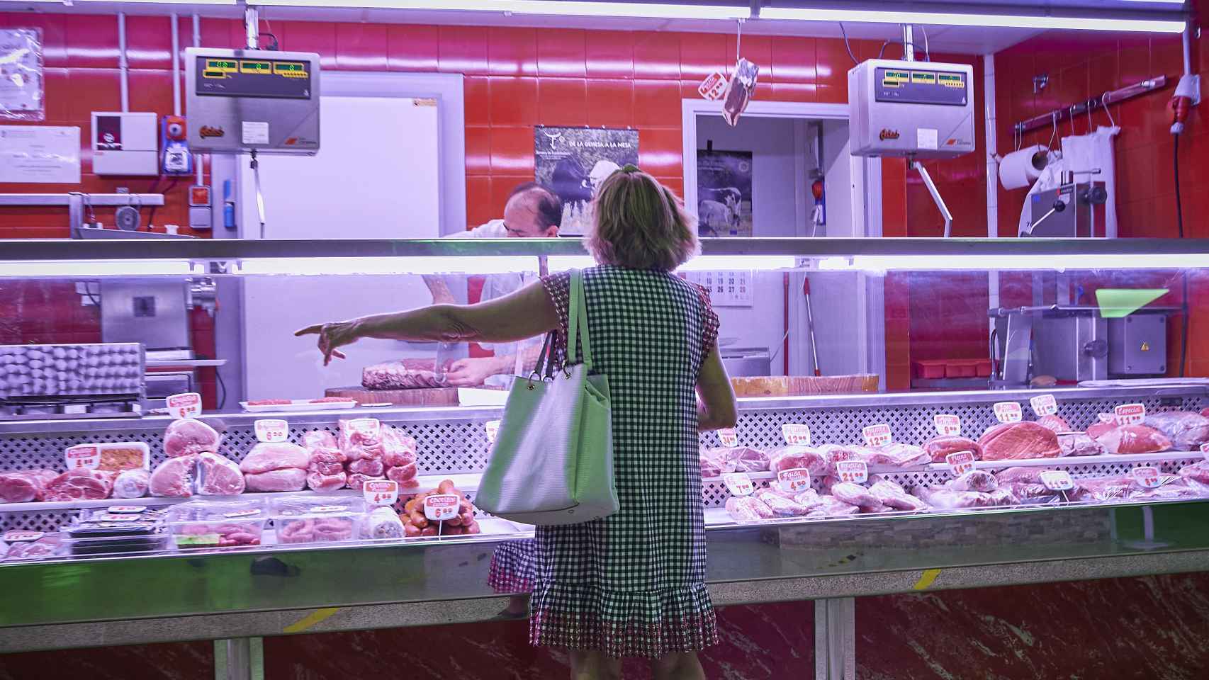 Una mujer compra en una carnicería.