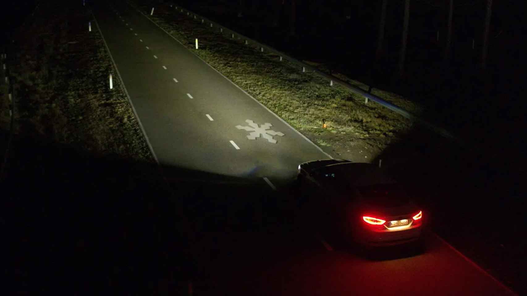 Iluminación de una señal en la carretera.