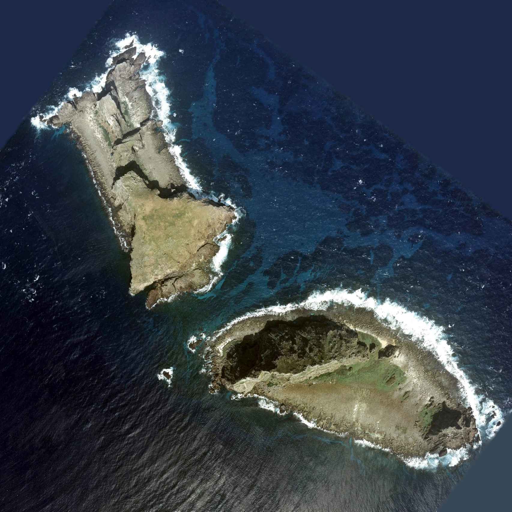Foto aérea, tomada por Japón en 1976, de dos de las islas Sinkaku (Kitakojima, a la izquierda, y Minamikojima), archipiélago deshabitado que se disputan China, Japón y Taiwán.