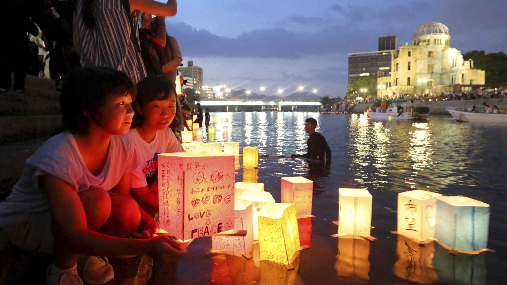 Dos muchachas conmemoran en Hiroshima el 73º aniversario del bombardeo atómico, el 6 de agosto de 2018.