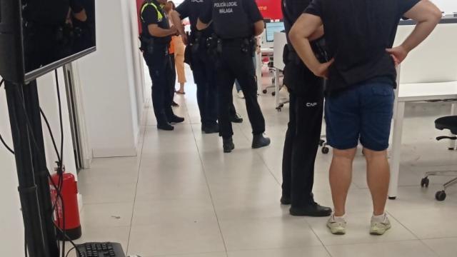 Los policías, en el interior de la empresa.