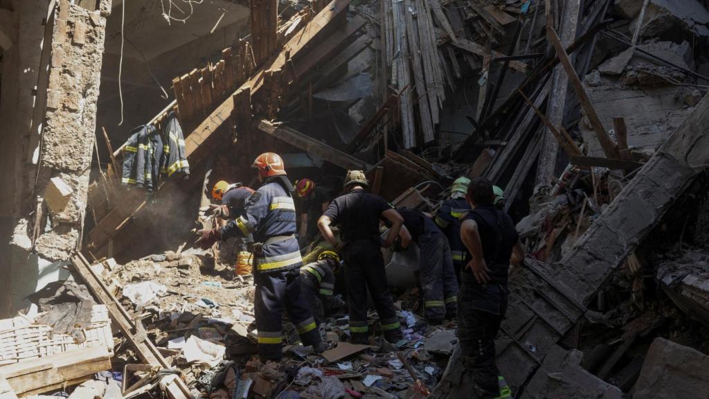 Un grupo de bomberos intervienen en una de las zonas bombardeadas en Járkov.