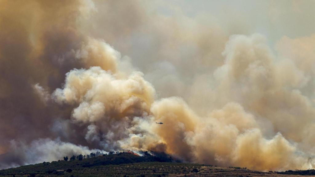 El incendio de Bejís, cuyo humo provocó este jueves el confinamiento de Alcublas.