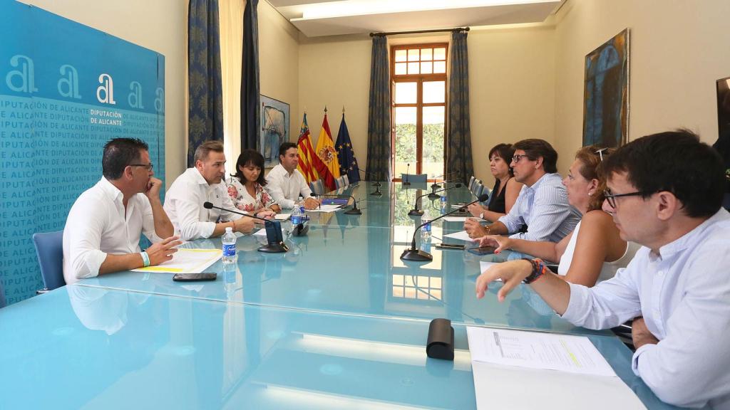 Momento de la reunión para concretar el plan de ayudas de la Diputación de Alicante.