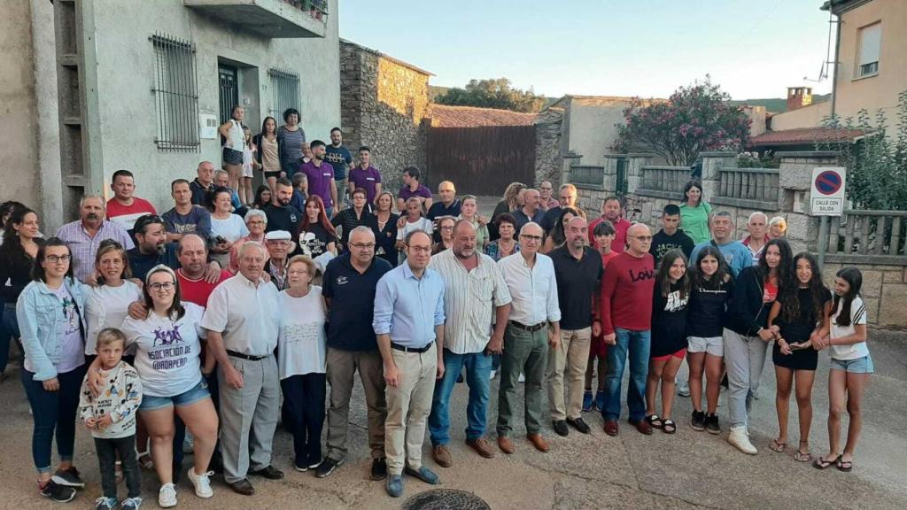 Foto de familia en el homenaje en Guadapero.