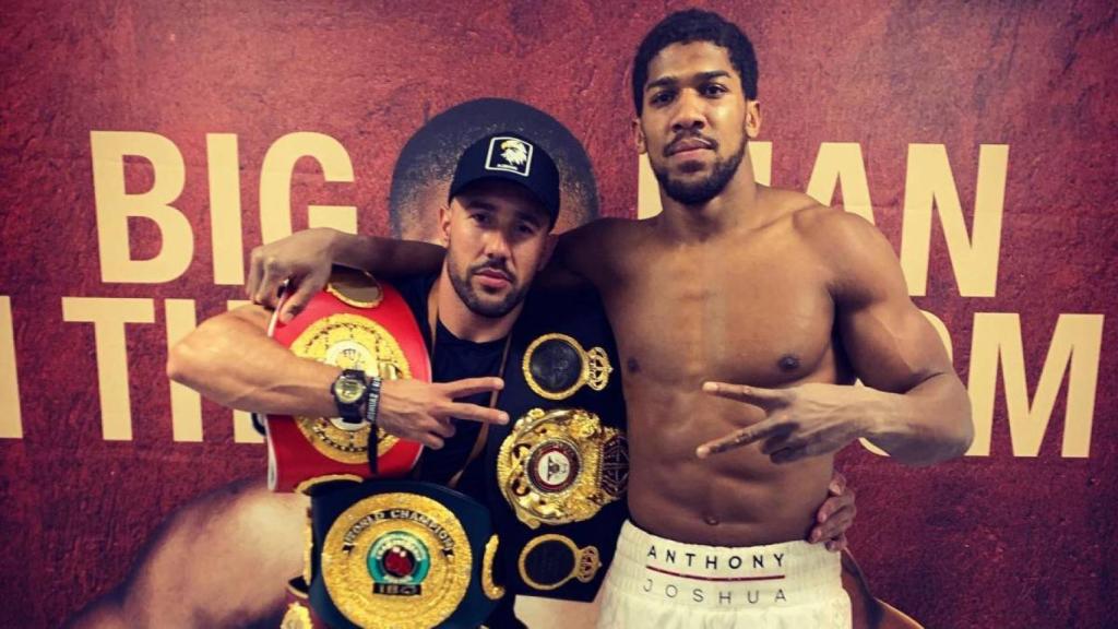 Ángel Fernández junto a Anthony Joshua