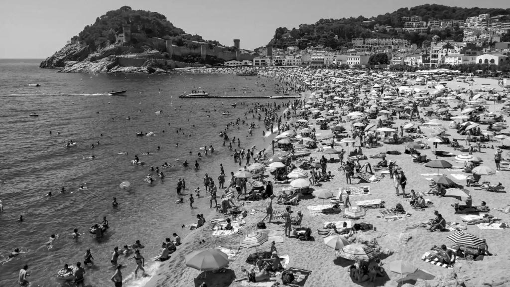 Turistas en la playa en una imagen de archivo.