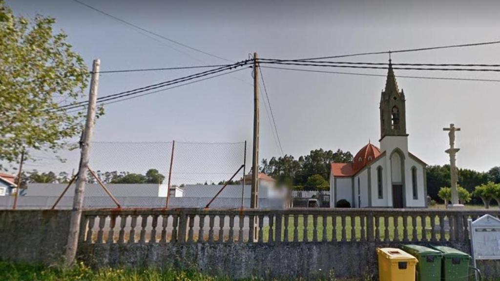 Campo de la fiesta frente a la iglesia de San Cosme en Piñeiro