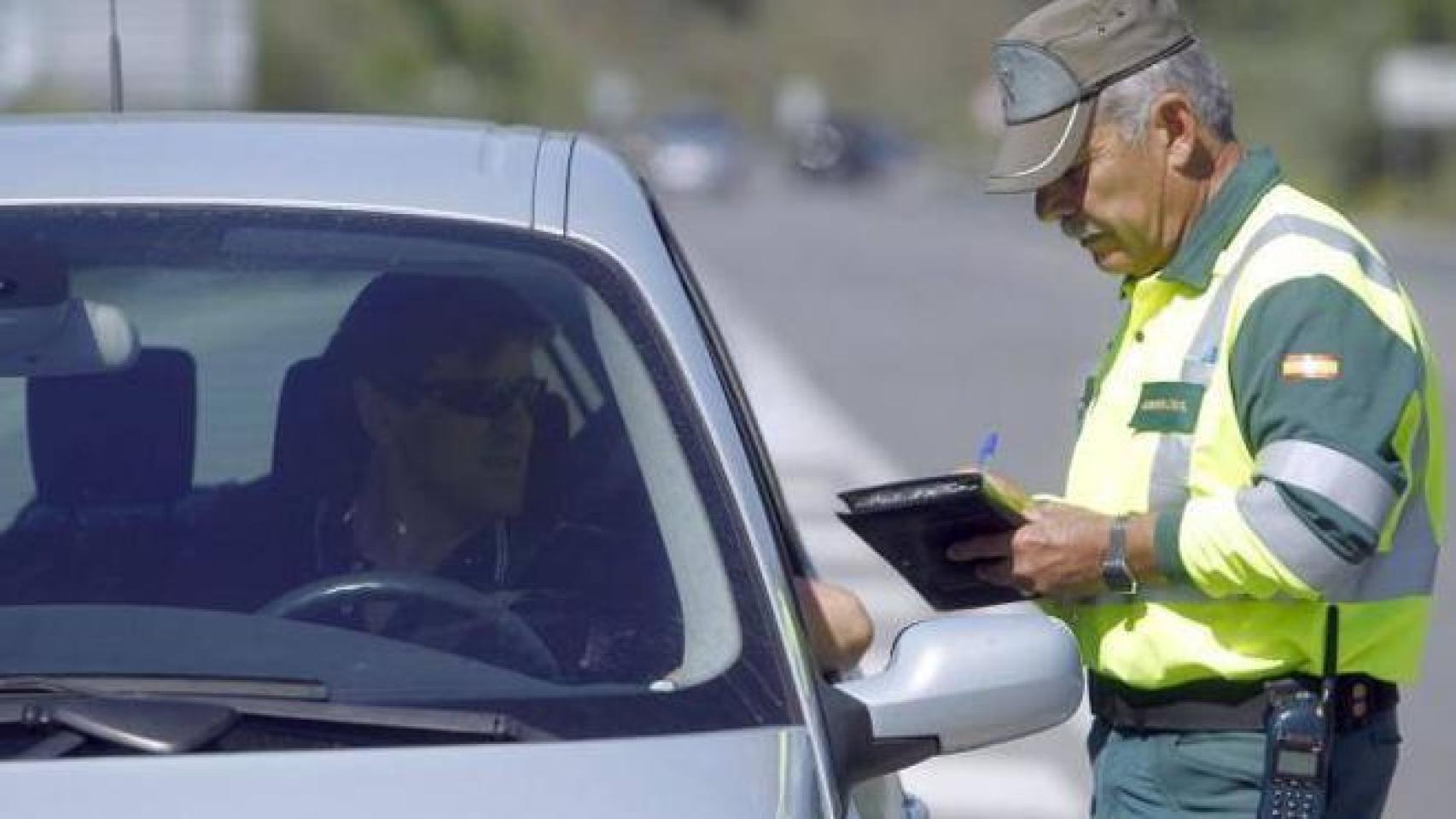 Un Guardia Civil poniendo multas.