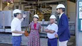 El director general de Planificación Energética y Recursos Naturales, Pablo Fernández Vila, visitando Granitos Cabaleiro.