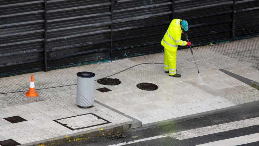 Trabajador municipal limpiando las calles en imagen de archivo.