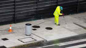 Trabajador municipal limpiando las calles en imagen de archivo.