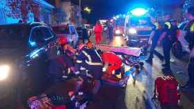 Bomberos rescatan a un hombre atrapado bajo un coche tras un accidente de tráfico en Málaga