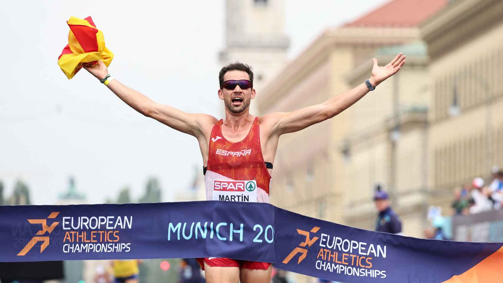 Álvaro Martín cruzando la meta como primero en los 20 km marcha del Europeo de Múnich