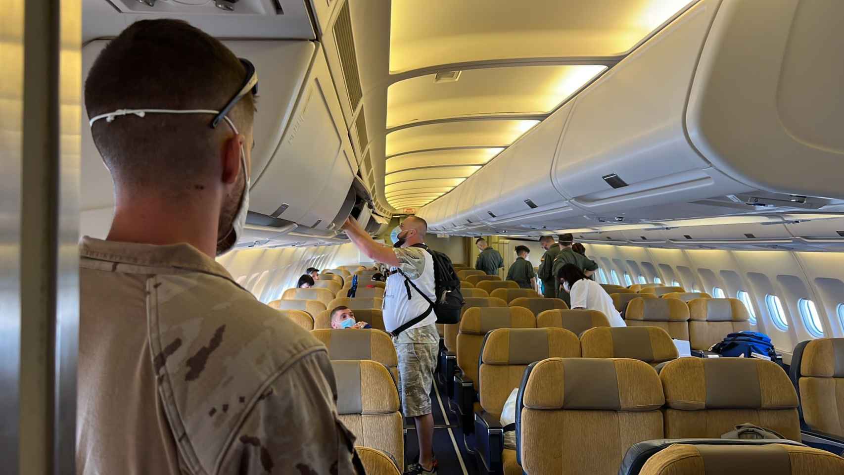 Imágenes del interior del avión con los pasajeros a bordo.