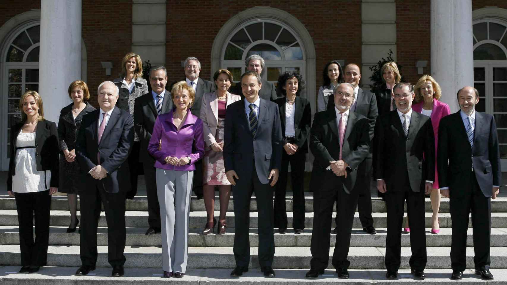 Fotografía de familia en Moncloa del segundo gobierno de Zapatero, en 2008.
