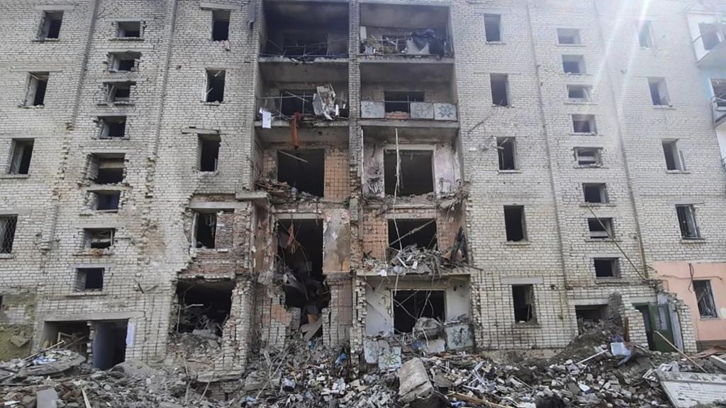 Escombros tras el bombardeo ruso de este sábado en una localidad cercana a Mykolaiv.