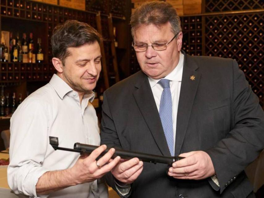 Linas Linkevicius, con Volodimir Zelenski en un encuentro de 2019.