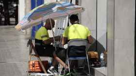 Dos trabajadores bajo una sombrilla, hace unos días en Valencia.