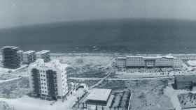 Arenales del Sol en sus primeros años de vida, tras la construcción del hotel (a la derecha de la imagen) le siguieron otras edificaciones en los años 60.