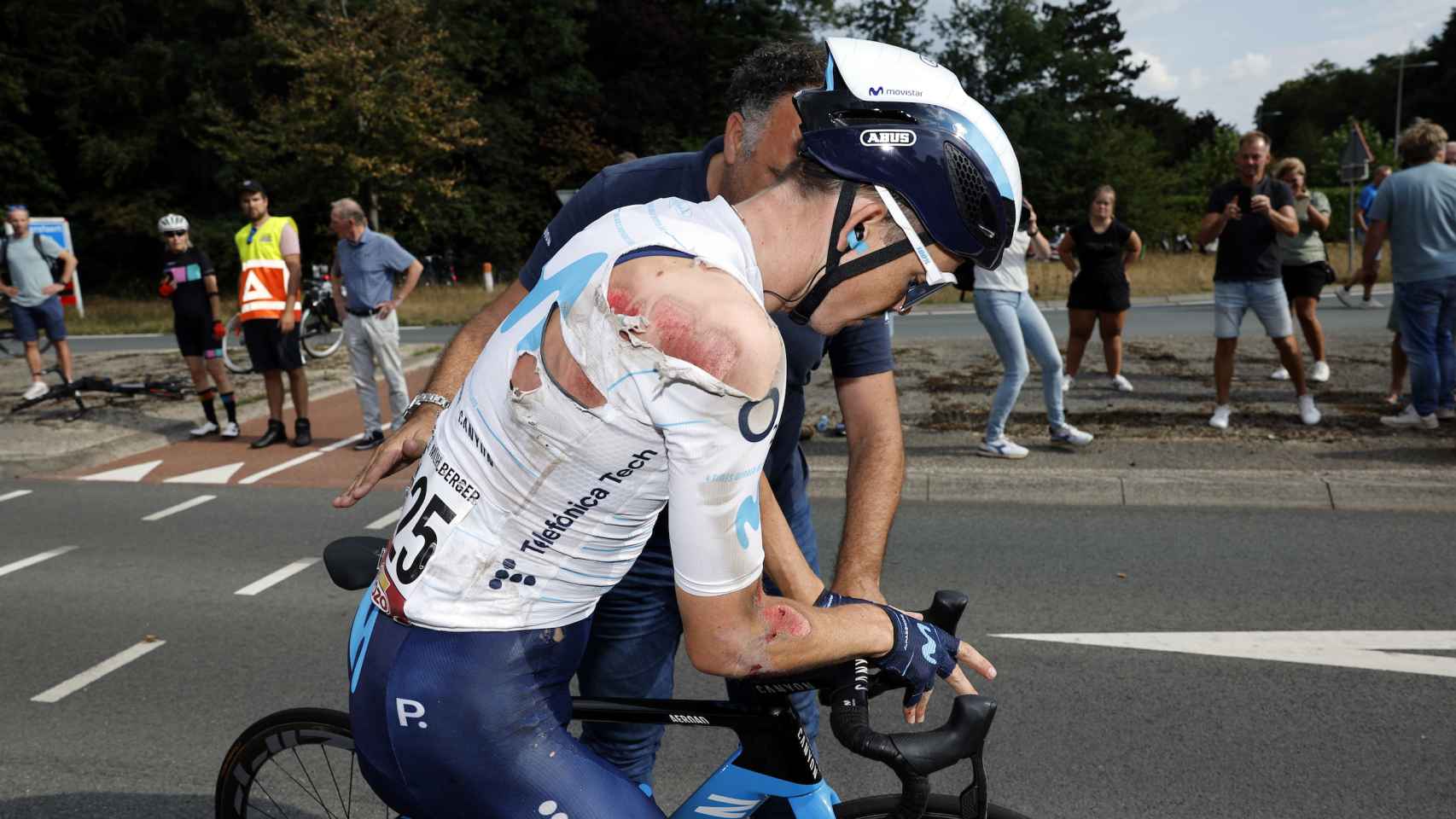Gregor Mühlberger tras su caída en la etapa 2 de La Vuelta