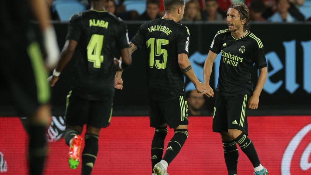 Luka Modric celebra su gol al Celta con sus compañeros del Real Madrid