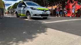 Vehículo de la Policía Local, en el Real del Cortijo de Torres.