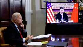 Joe Biden mantiene una reunión a distancia con Xi Jinping.