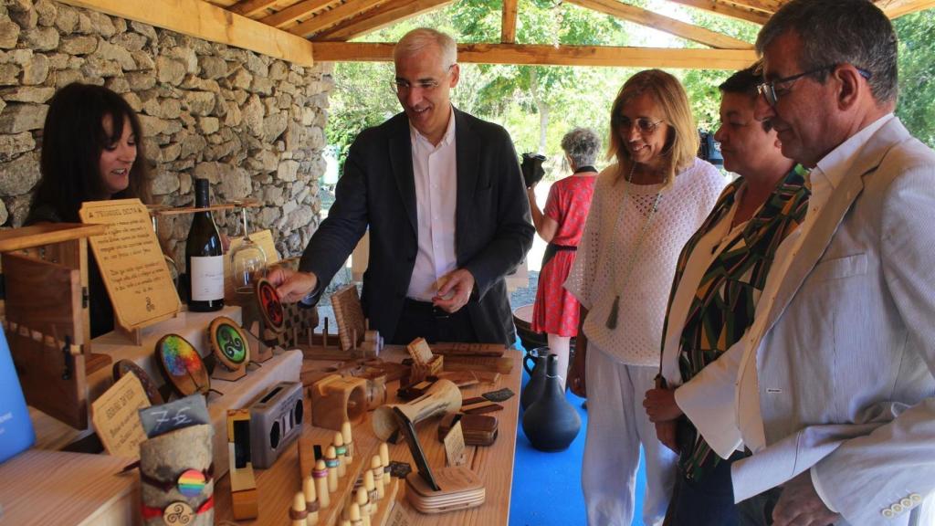 El conselleiro Francisco Conde visita la feria de Artesanía de Galicia en Sober.