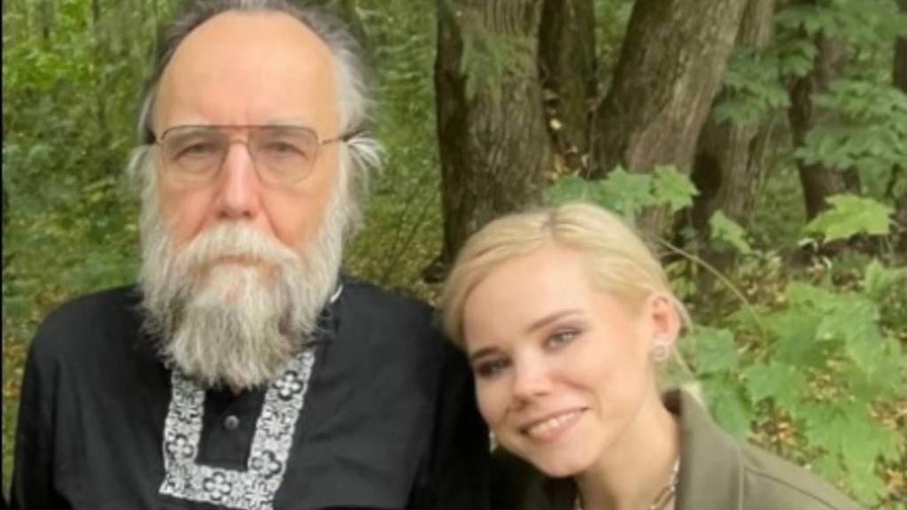 Alexander Dugin, junto a su hija Darya Duguina en una foto de archivo