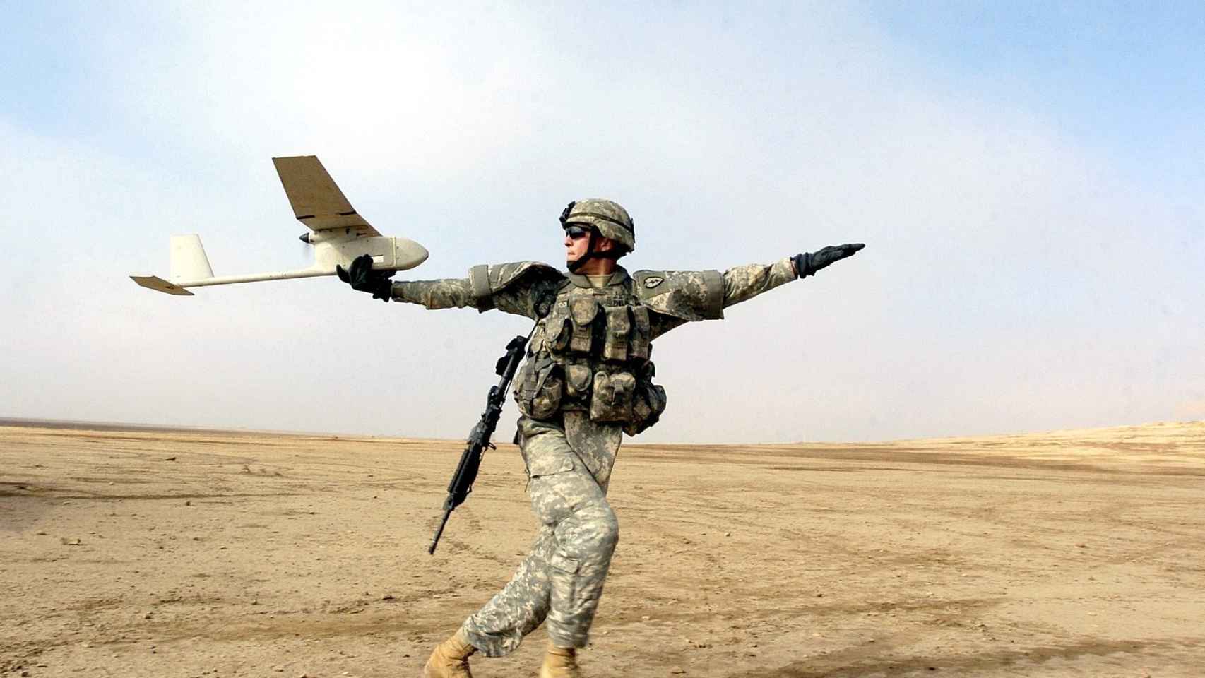 Soldado estadounidense lanzando el dron Raven