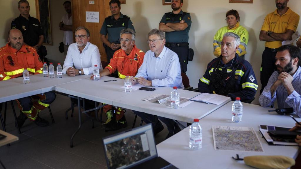 Ximo Puig, en el puesto de mando en Castellón, este domingo.