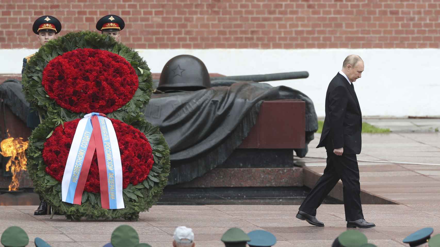 Vladimir Putin asiste a una ceremonia en la Tumba del Soldado Desconocido el pasado 22 de junio en Moscú.
