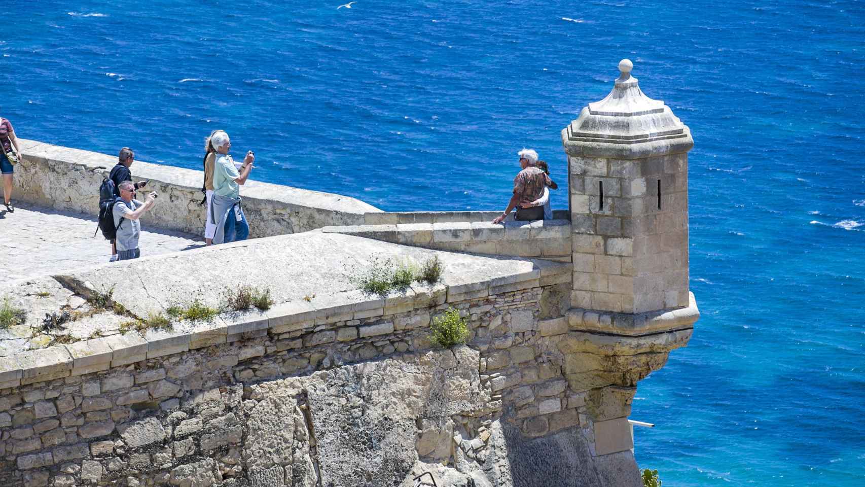 Turistas en el Castillo de Santa Bárbara de Alicante, en imagen de archivo.