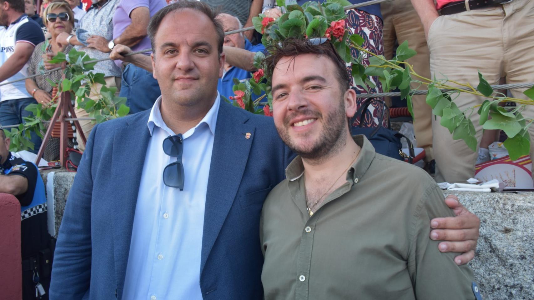 El alcalde de Guijuelo, Roberto Martín, junto al concejal de festejos, Roberto Hernández