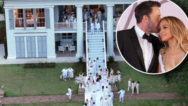 Jennifer Lopez y Ben Affleck junto a la mansión del actor en Georgia, donde se ha celebrado su boda.