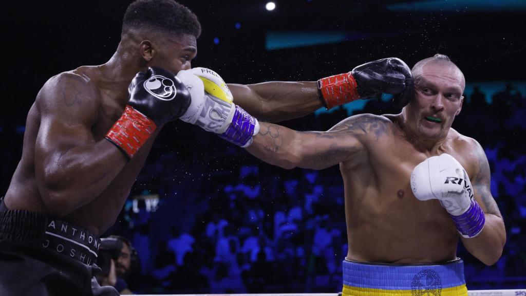 Anthony Joshua vs. Oleksandr Usyk, en un momento del combate por el cinturón de campeón de los pesos pesados en 2022