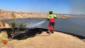 Un bombero trabajando en la extinción del incendio forestal de Burujón (Toledo).