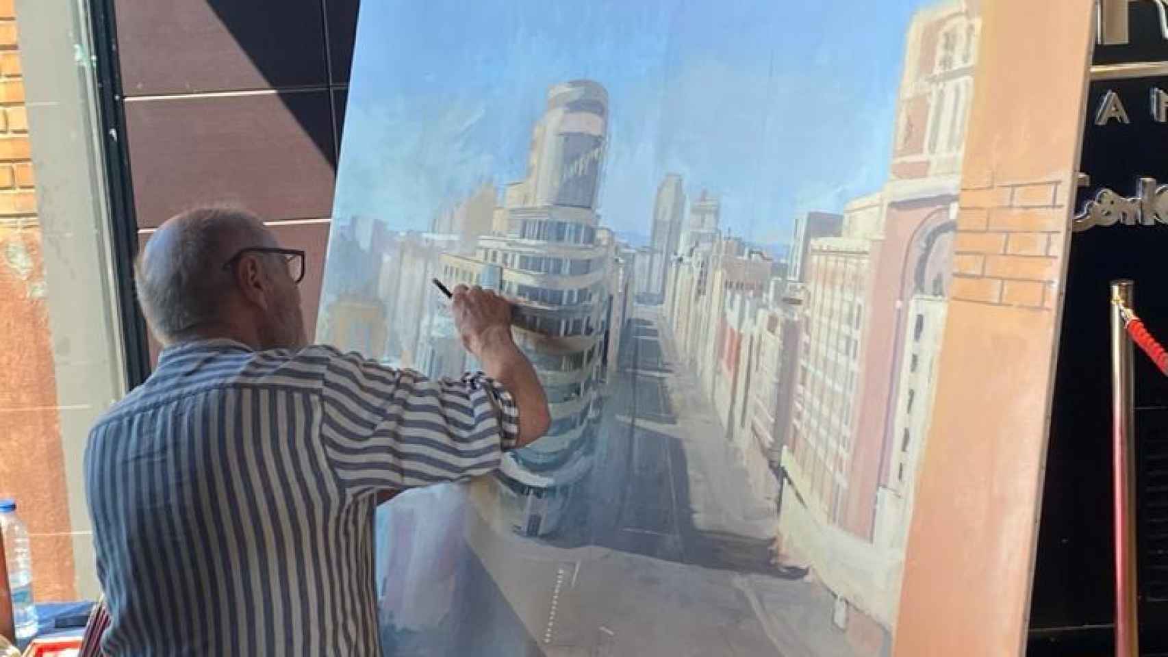 Imagen de Antonio López pintando la plaza de Callao de Madrid.