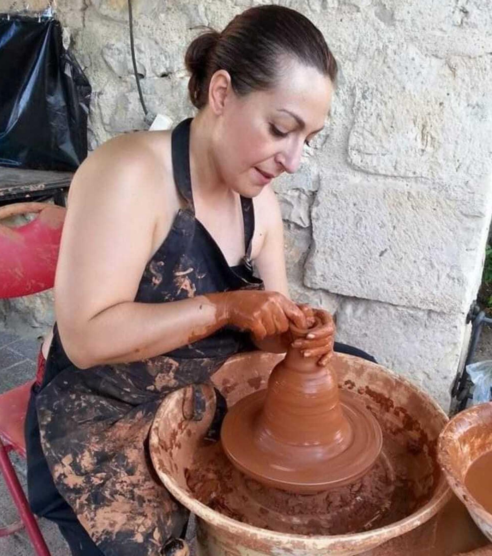 Helena Santos en una jornada laboral elaborando un botijo.