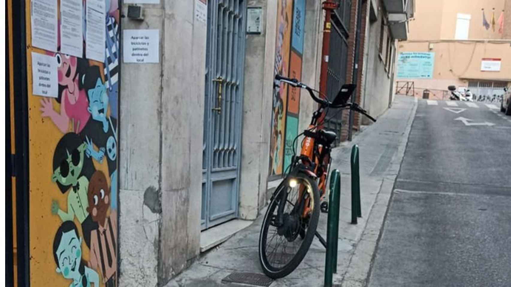 Una bicicleta de un 'rider' aparcada en mitad de la acera.
