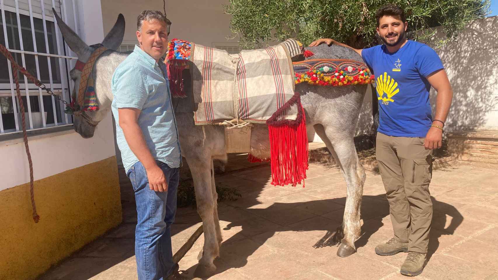 Álvaro, el pasado agosto, con otro de los propietarios de los escasos burros andaluces que quedan.