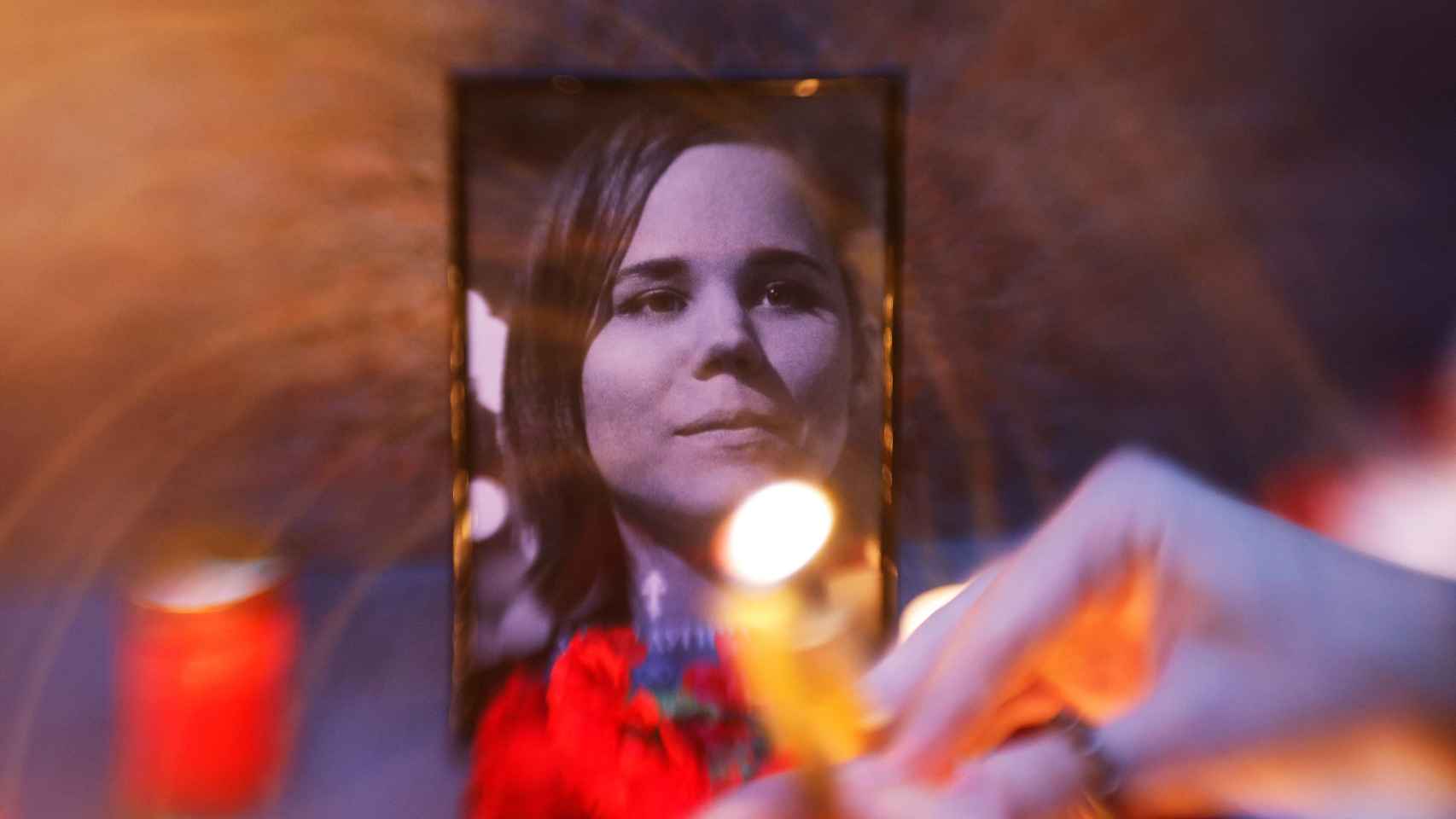 Flores y velas en homenaje a Darya Dugina, asesinada en un ataque con coche bomba el pasado sábado.