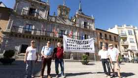 Los vecinos se manifiestan frente al Ayuntamiento de Ponferrada.