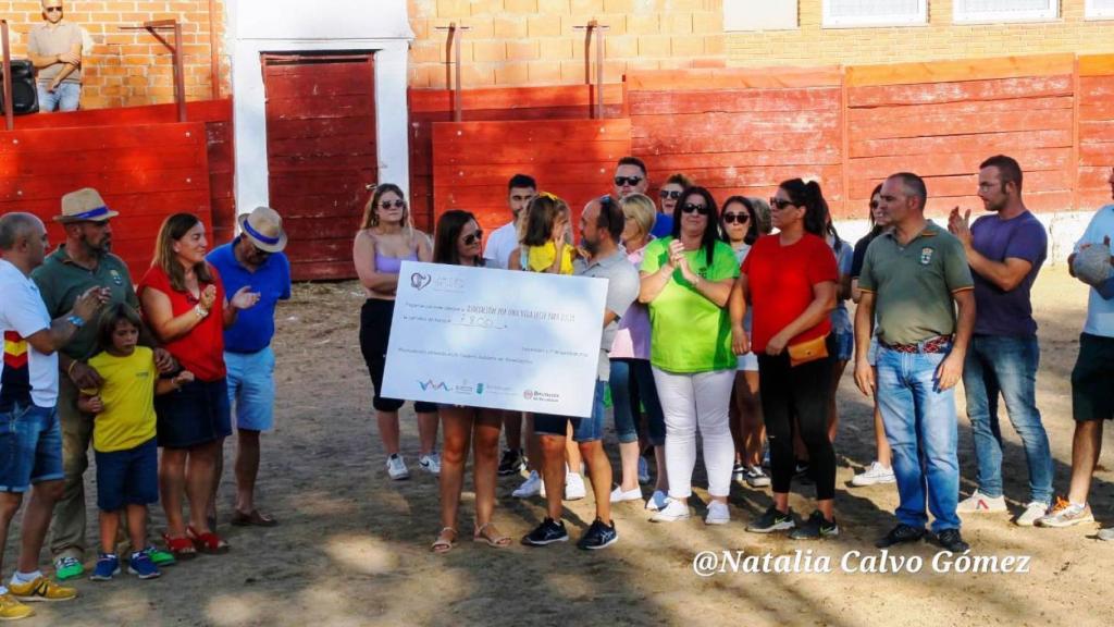 Torrelobatón posa junto al cheque con la recaudación