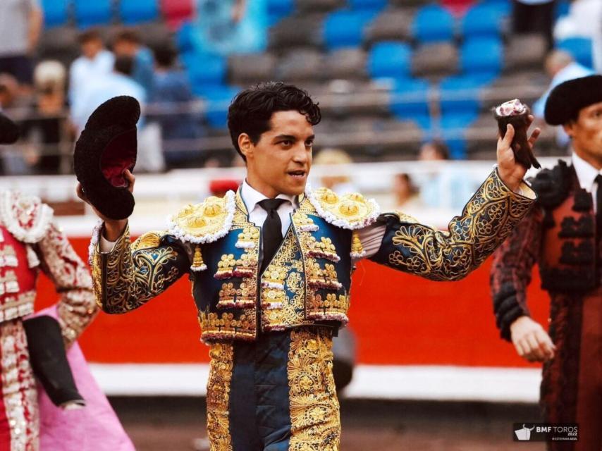 El novillero vallisoletano Mario Navas corta una oreja en su presentación en Bilbao.