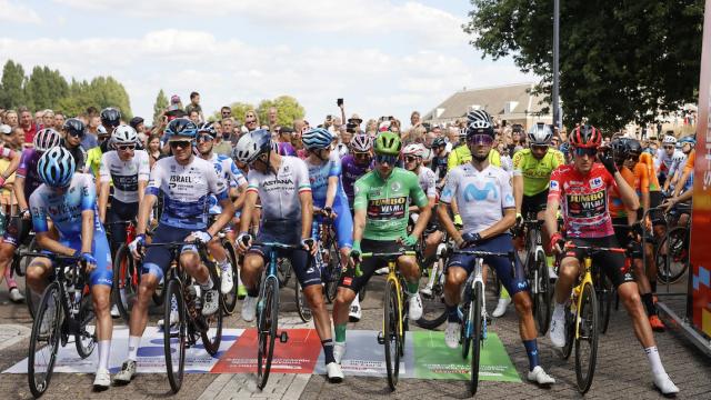 Alejandro Valverde y todos los ganadores de La Vuelta presentes en carrera junto al maillot rojo