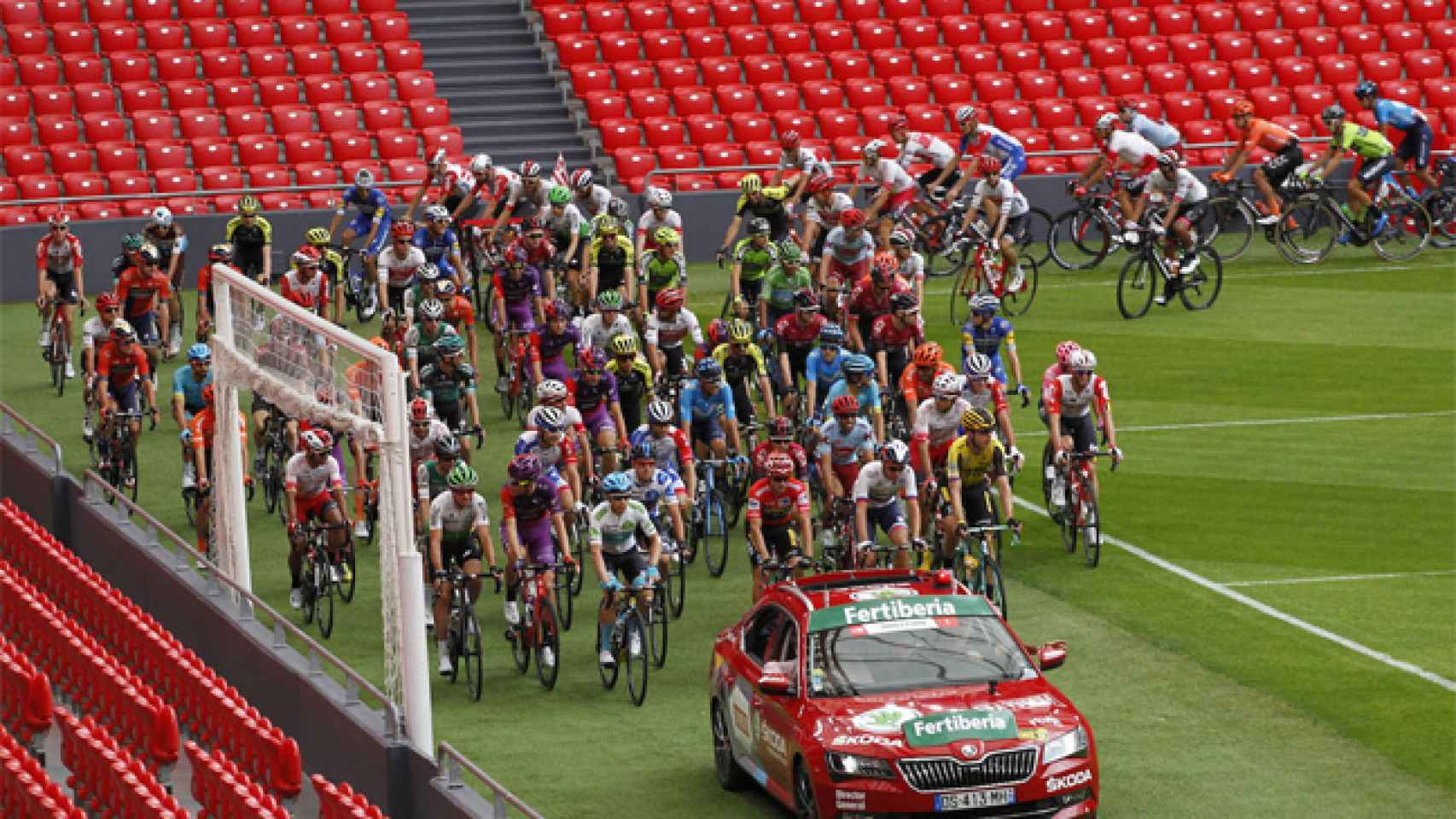 Una etapa ciclista saliendo desde el estadio de San Mamés en Bilbao