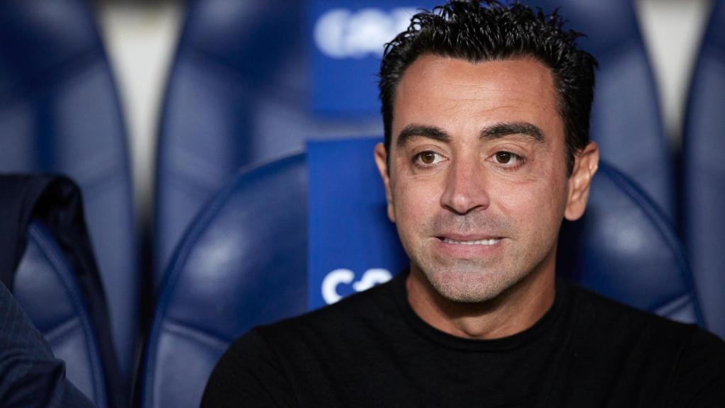 Xavi Hernández sentado en el banquillo del Reale Arena