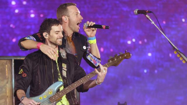 Chris Martin, vocalista de Coldplay, junto al bajista Guy Berryman durante un concierto en el estadio de Wembley correspondiente a la gira 'Music of the Spheres World Tour'. Foto: Suzan Moore / PA Wire / dpa